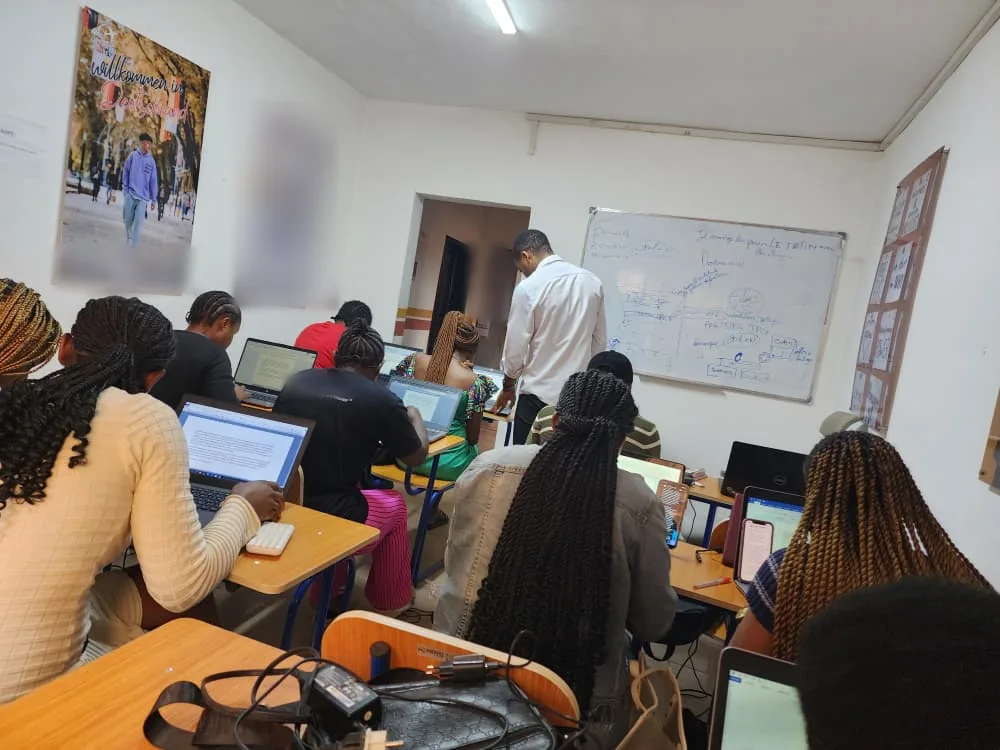 Apprenants en cours sur ordinateurs à M-Training Academy